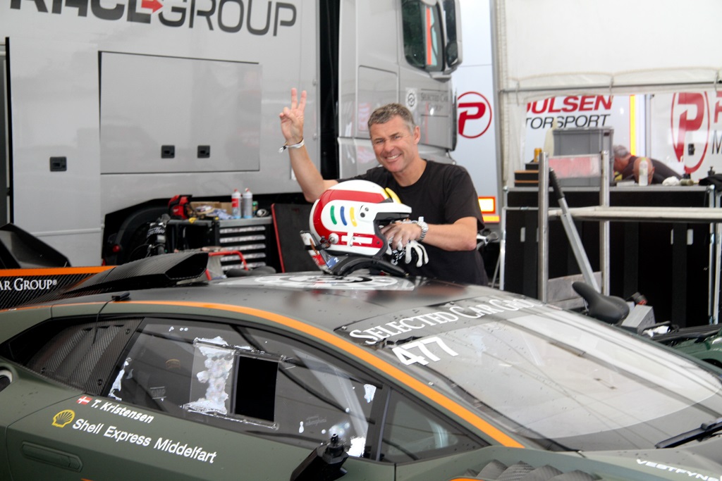 Du kan være med til at støtte BørneUngeProjektet på Riget, eksempelvis ved at køre en tur rundt på banen sammen med Tom Kristensen.
(Foto: Motorsporten.dk)